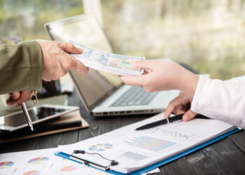Salariul Mediu 2023: Topul Domeniilor pe România