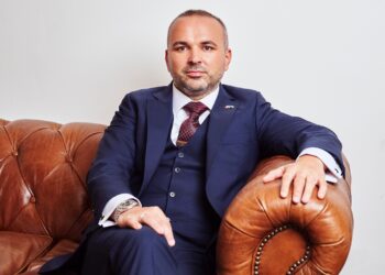 Eko Group: Steaguri Directionale pentru o Promovare Efectivă în Oraș